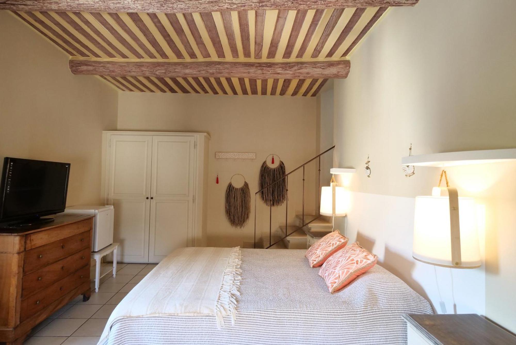 Chambres Du Vieux Bistrot Cabrières-dʼAvignon Buitenkant foto